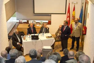 Mesa redonda sobre la bandera de España en Villanueva de la Cañada