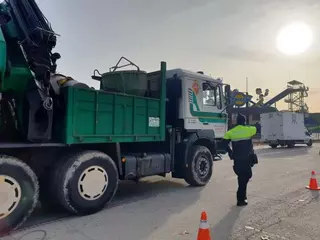 La Policía Local de Villanueva de La Cañada realiza una campaña de inspección de vehículos pesados
