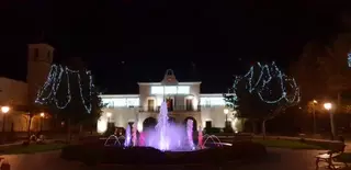 El Ayuntamiento enciende el alumbrado navideño en el Puente de la Constitución