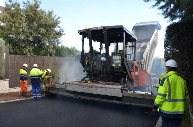 El Ayuntamiento  de Villanueva de La Cañada asfalta 115.000 metros cuadrados de vías públicas