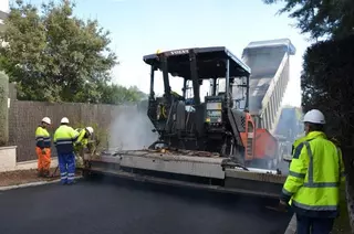 El Ayuntamiento  de Villanueva de La Cañada asfalta 115.000 metros cuadrados de vías públicas