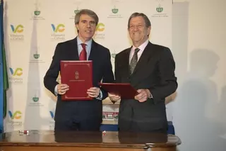 El alcalde de Villanueva de La Cañada y el presidente regional firman el protocolo para la construcción de un parque de bomberos