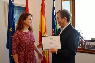 La Asociación Española contra la Meningitis concede un diploma al alcalde de Villanueva de La Cañada