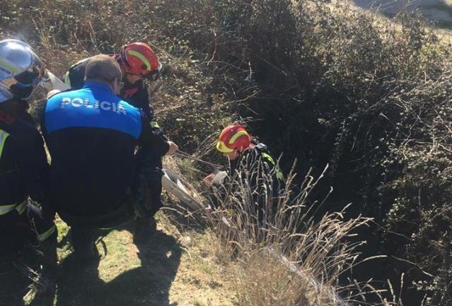 La Policía Local de Villanueva del Pardillo rescata a un perro atrapado en una zanja