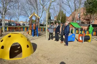 El alcalde de Villanueva de la Cañada visita el parque de la C/ Roncesvalles y la nueva pista polideportiva en la Avd. de Metepec
