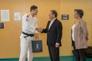 El campeón del mundo de Judo, Niko Sherazadishvili, visita la Escuela Municipal de Artes Marciales de Villanueva de La Cañada