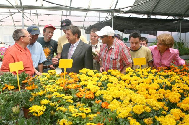 El alcalde inagura el viviero de la Fundación Jardines de España.