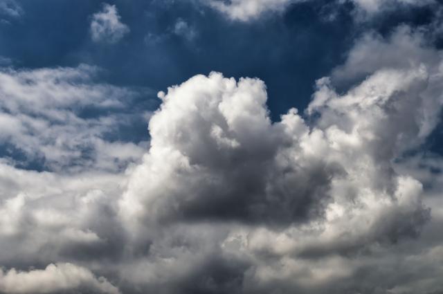 Cielo nuboso o cubierto con lluvias débiles, la predicción meteorológica de hoy