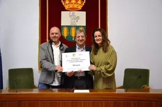 Acto de entrega de la cuantía recaudada en el "X Torneo de Pádel contra la Meningitis" en Villanueva de la Cañada