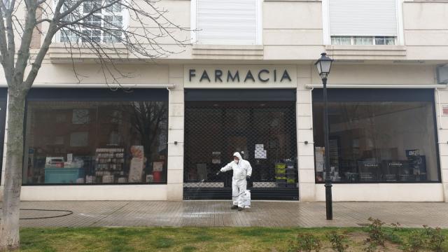 Villanueva de la Cañada desinfecta los accesos a establecimientos de primera necesidad
