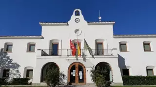Las banderas de Villanueva de la Cañada a media asta en señal de duelo por las víctimas del coronavirus 