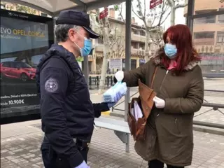 Reparto de mascarillas, entre los vecinos de Villanueva de la Cañada usuarios del transporte público