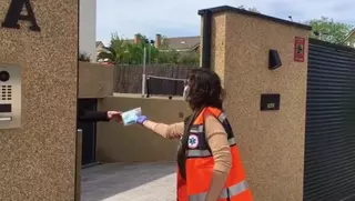 El Ayuntamiento de Villanueva de la Cañada reparte más de 19.800 mascarillas a domicilio en una semana