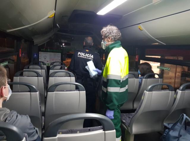 Nuevo reparto de mascarillas entre los vecinos de Villanueva de la Cañada usuarios del transporte público