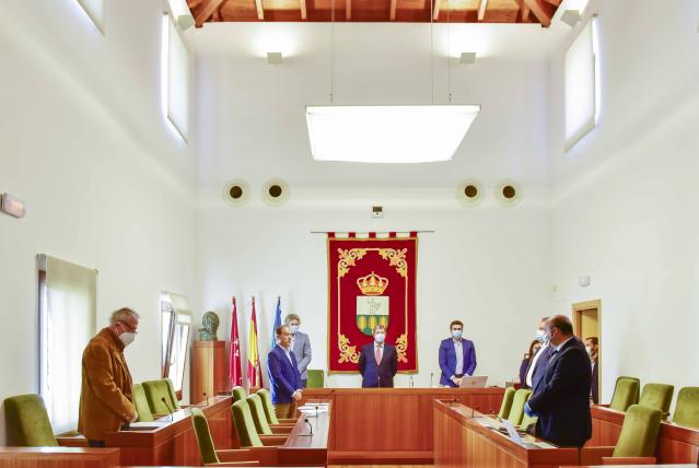 El Pleno del Ayuntamiento de Villanueva de la Cañada rinde homenaje a las víctimas del COVID-19