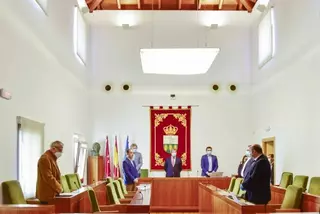 El Pleno del Ayuntamiento de Villanueva de la Cañada rinde homenaje a las víctimas del COVID-19