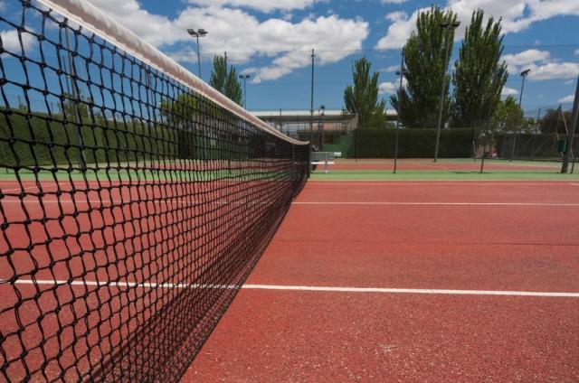 Se abren las pistas de tenis y pádel del Centro Deportivo San Isidro y del Polideportivo Santiago Apóstol de Villanueva de la Cañada