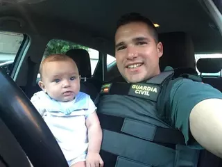 Un Guardia Civil salva la vida a un bebé que entró en parada