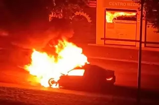 Aparatoso incendio de un vehículo en Villanueva del Pardillo