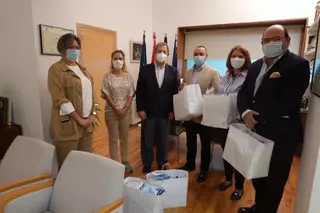 Entrega de dos mil mascarillas a la Asociación de Rumanos de Villanueva de la Cañada