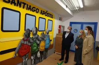 Un original mural da la bienvenida a los escolares del colegio Santiago Apóstol de Villanueva de la Cañada