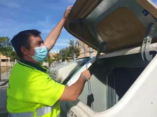 Nuevo sistema de sujeción en los contenedores de poda de Villanueva de la Cañada
