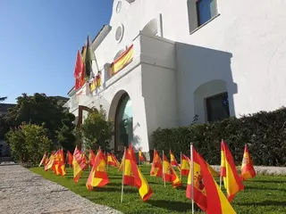 El Ayuntamiento engalana el municipio con 600 banderas de España
