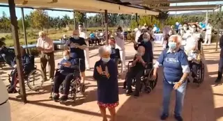 Los mayores de Villanueva de la Cañada se hacen virales con un video coraje ante el COVID