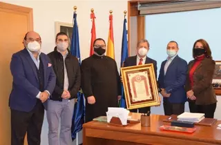 La comunidad rumana entrega al alcalde de Villanueva de la Cañada una distinción en reconocimiento al apoyo municipal