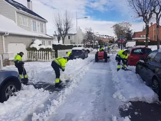 Labores de limpieza en calles y accesos de Villanueva de la Cañada para retirar la nieve acumulada 