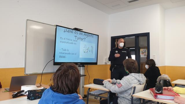 Concienciación y prevención, objetivos principales de la "Unidad de Agente Tutor" de la Policía de Villanueva de la Cañada