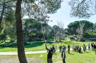 Familias de Villanueva de la Cañada colocan "Cajas nido" para aves en espacios naturales del municipio