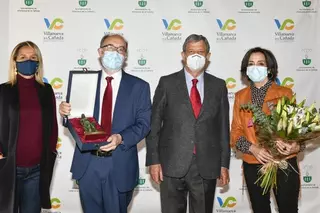 El Ayuntamiento de Villanueva de la Cañada otorga al Dr. Esteban González el Premio por la Igualdad 2021