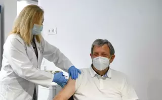 El alcalde de Villanueva de la Cañada se vacuna contra el coronavirus