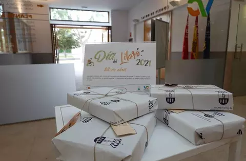 El Ayuntamiento de Villanueva de la Cañada regala obras literarias a los vecinos en el Día del Libro 