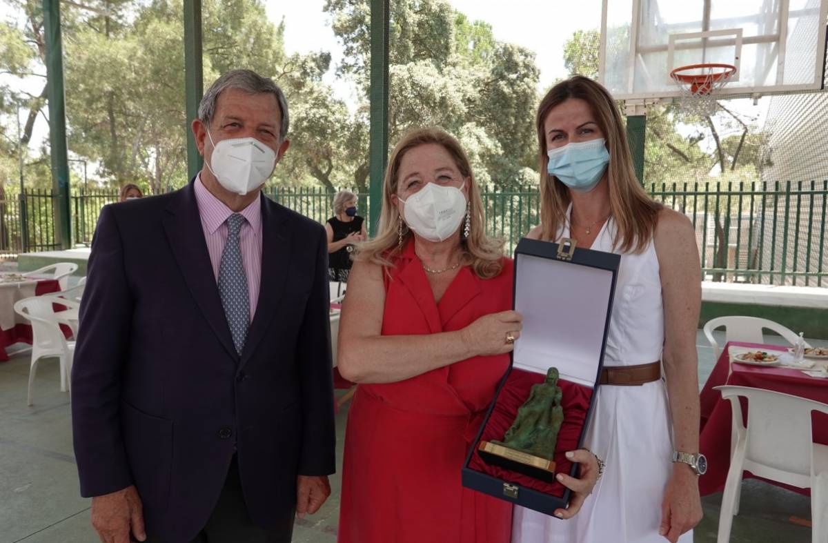 Reconocimiento a la directora del colegio Santiago Apóstol de Villanueva de la Cañada