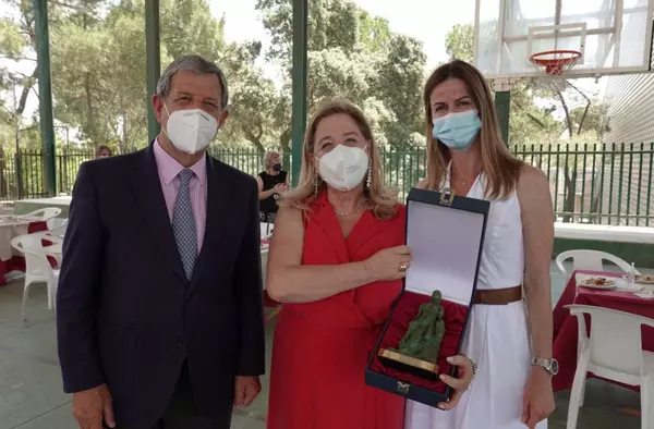 Reconocimiento a la directora del colegio Santiago Apóstol de Villanueva de la Cañada