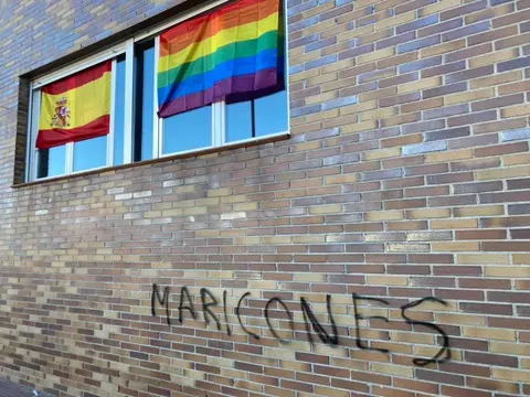 Pintada homófoba en Villanueva del Pardillo ante una bandera LGTBIQ+