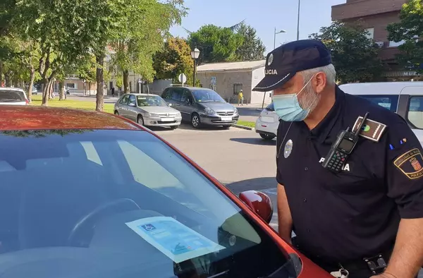 La Policía Local villanovense controla el uso de tarjetas de estacionamiento para personas con movilidad reducida 