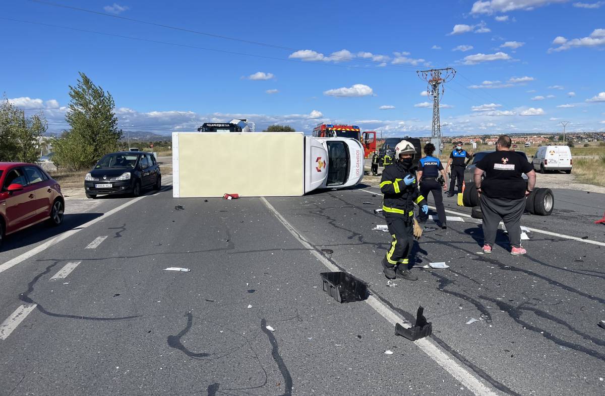 Espectacular accidente entre un camión y un turismo en Villanueva del Pardillo