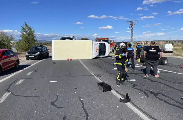 Espectacular accidente entre un camión y un turismo en Villanueva del Pardillo