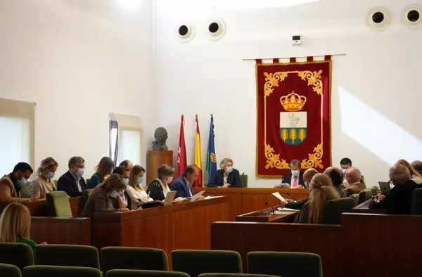 El Pleno de Villanueva de la Cañada solicita al presidente Pedro Sánchez lealtad con la Comunidad de Madrid