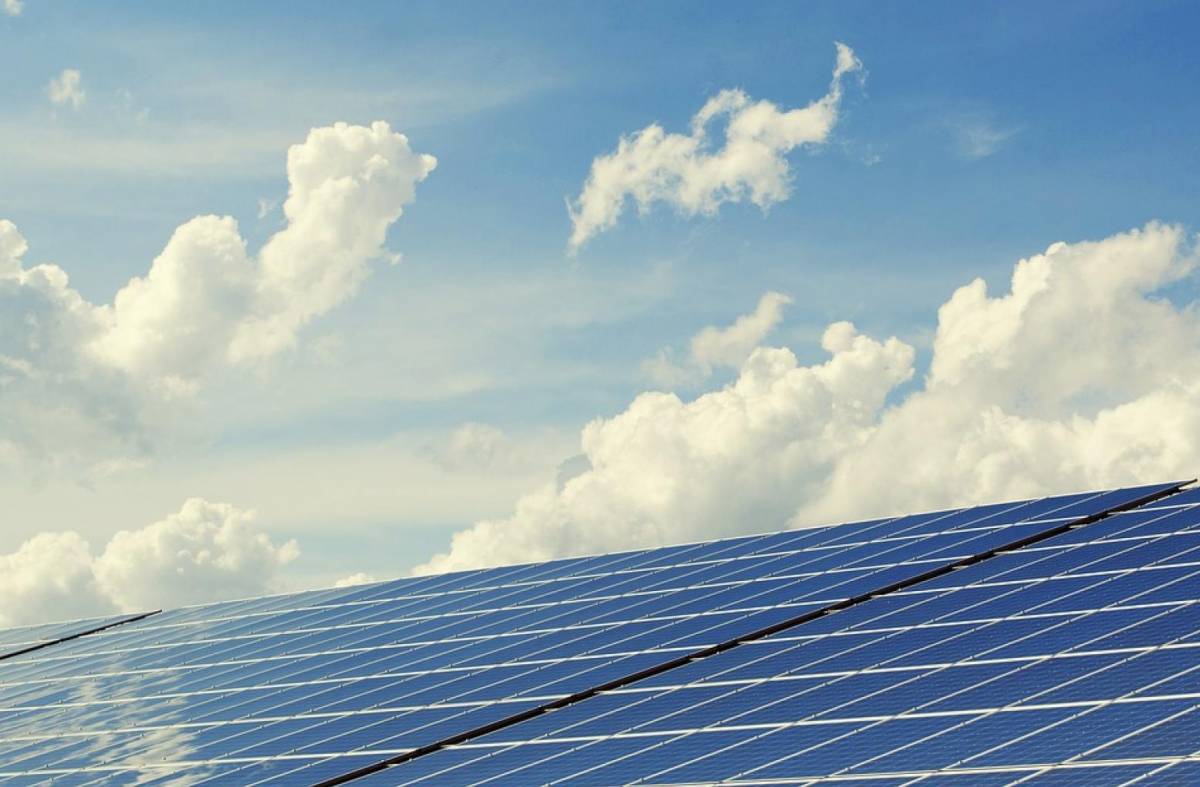 La CAM convoca ayudas de hasta 3.000 euros para la instalación de paneles solares y baterías de almacenamiento de energía
