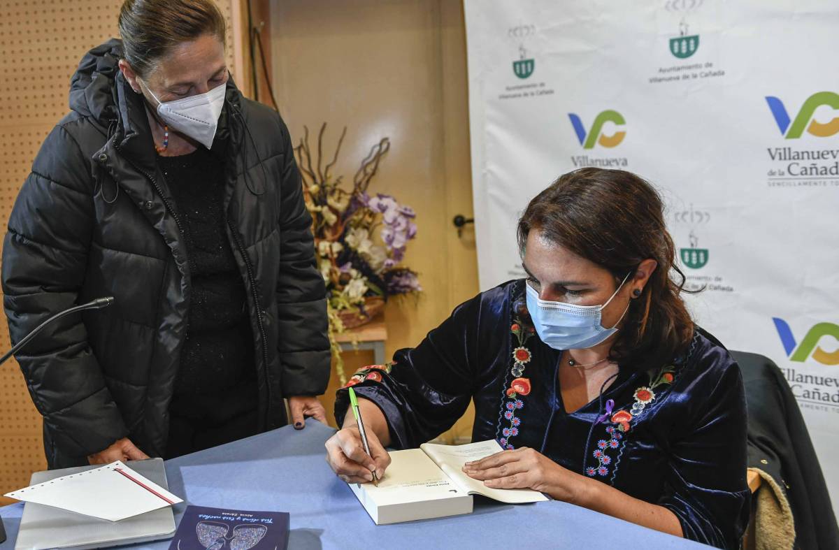 La villanovense Irene García presenta 'Tus dias y tus noches', una novela sobre la violencia de género