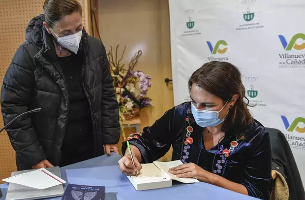La villanovense Irene García presenta 'Tus dias y tus noches', una novela sobre la violencia de género