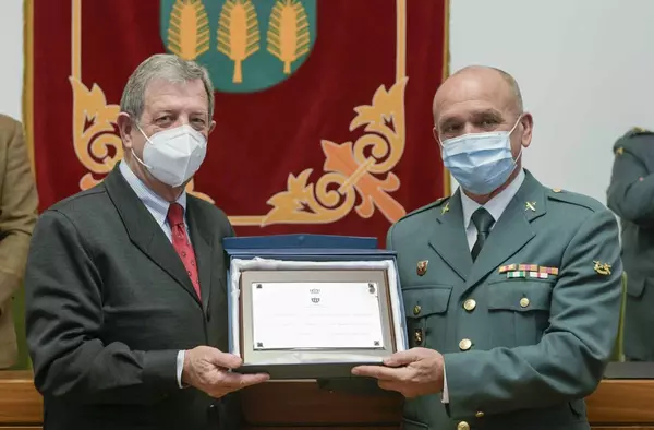Villanueva de la Cañada rinde homenaje al guardia civil Antonio José de la Fuente por su jubilación