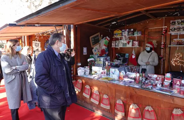 Inaugurado el Mercado Navideño de la Plaza de España de Villanueva de la Cañada