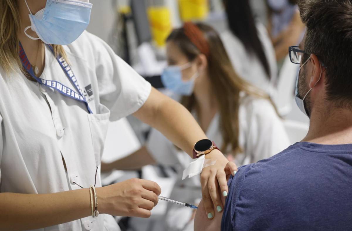 La Comunidad de Madrid realiza un estudio que demuestra cómo la vacunación contra el COVID19 reduce un 60% el riesgo de reinfección