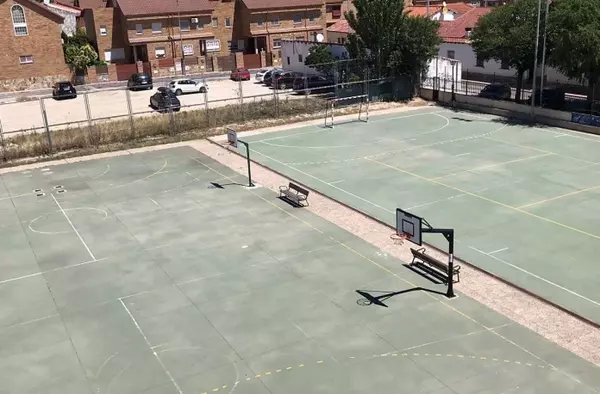 El ayuntamiento pardillano construirá una cubierta sobre una de las pistas polideportivas del CEIP San Lucas