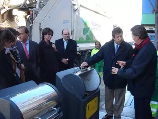 El alcalde inagura 12 nuevos puntos de contenedores soterrados.
